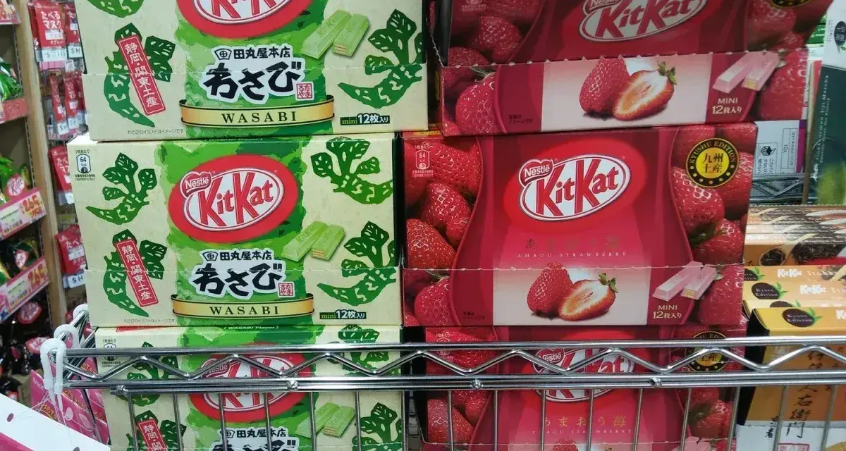 Japońskie Kit Katy: wasabi i truskawka. Idealne, by przywieźć z Japonii coś nietypowego.