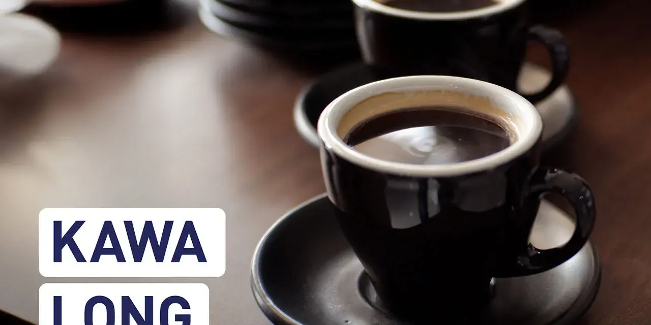 Dwie filiżanki aromatycznego espresso lungo na drewnianym blacie. Idealna kawa na początek dnia.
