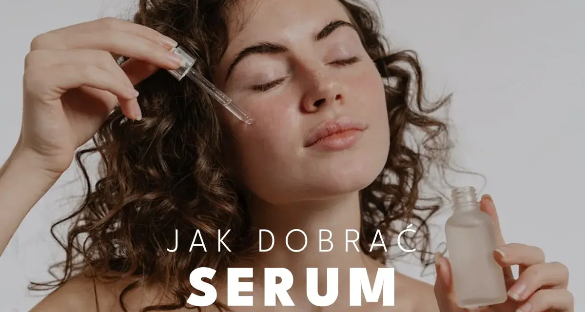 Kobieta aplikuje serum na twarz. Dowiedz się, co to jest serum i jak wybrać najlepsze dla siebie.