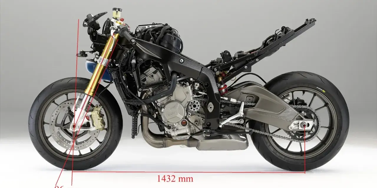 Szczegółowy widok motocykla BMW z zaznaczonymi wymiarami i kątami, ukazujący jego geometrię.