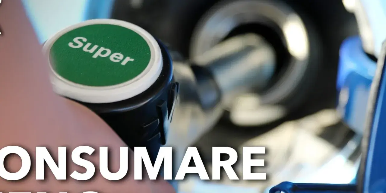 Mano che preme il pulsante "Super" su un erogatore di carburante, suggerendo come la modalità eco cosa significa per un consumo ridotto.