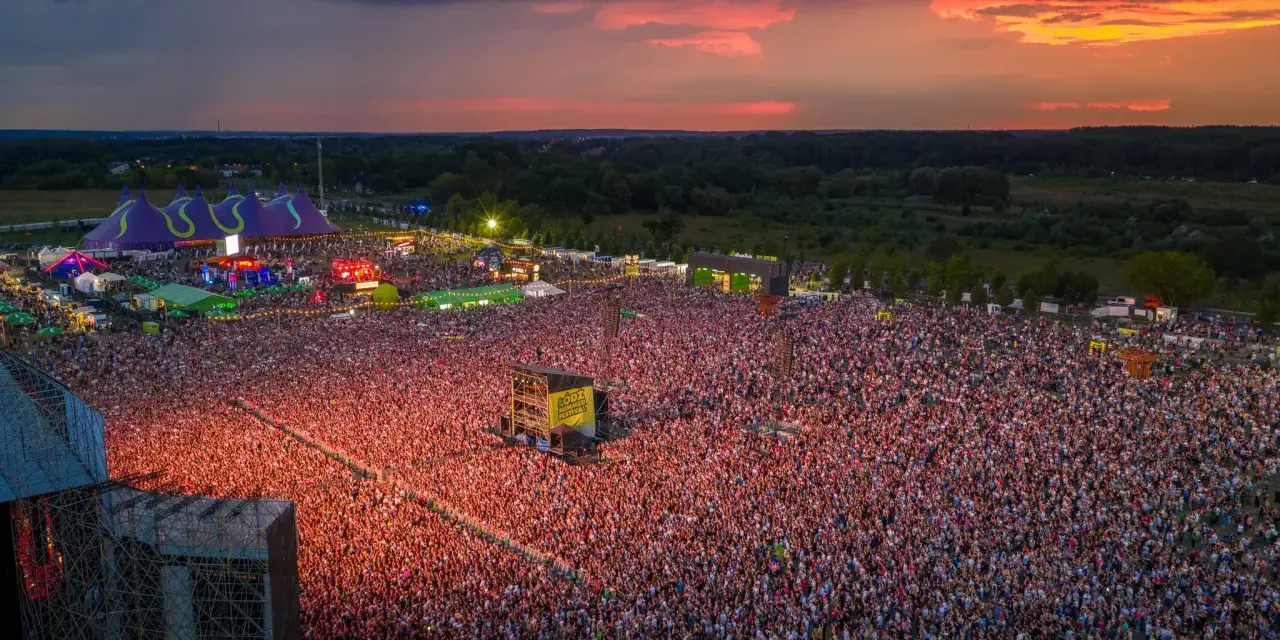 Tysiące ludzi na koncercie podczas Łódź Summer Festival 2026. Zachód słońca nad festiwalową sceną.