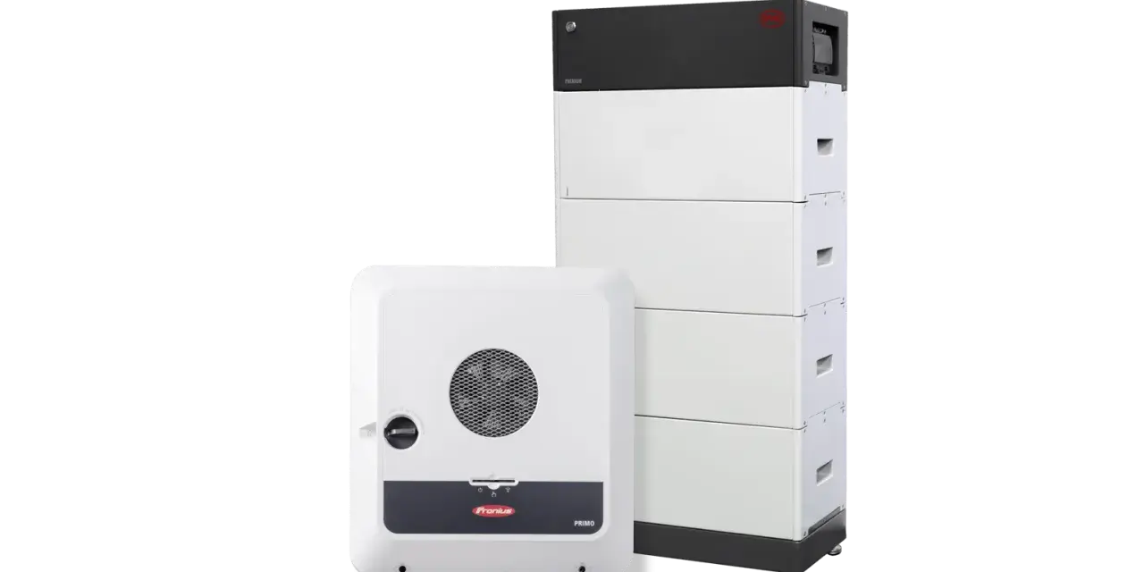 Biały falownik Fronius Primo obok baterii BYD Premium. System magazynowania energii gotowy do pracy.