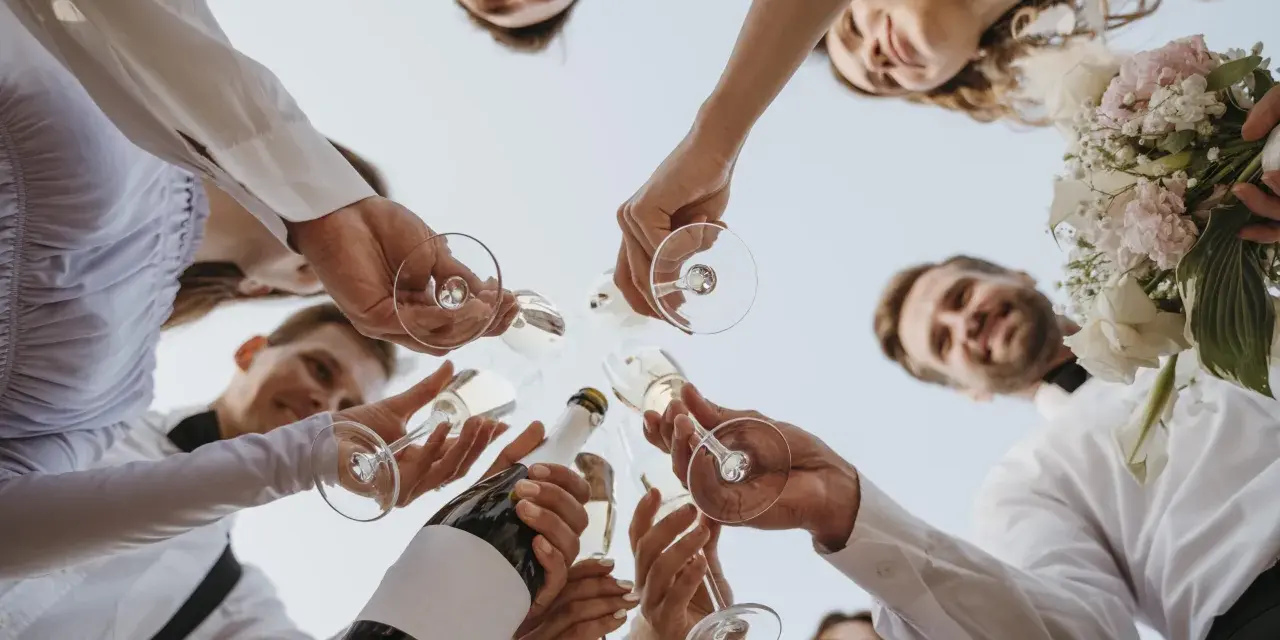 Różnica między poprawinami a wspólnym śniadaniem dla gości: toast szampanem z bliskimi, uśmiechy i bukiet panny młodej.