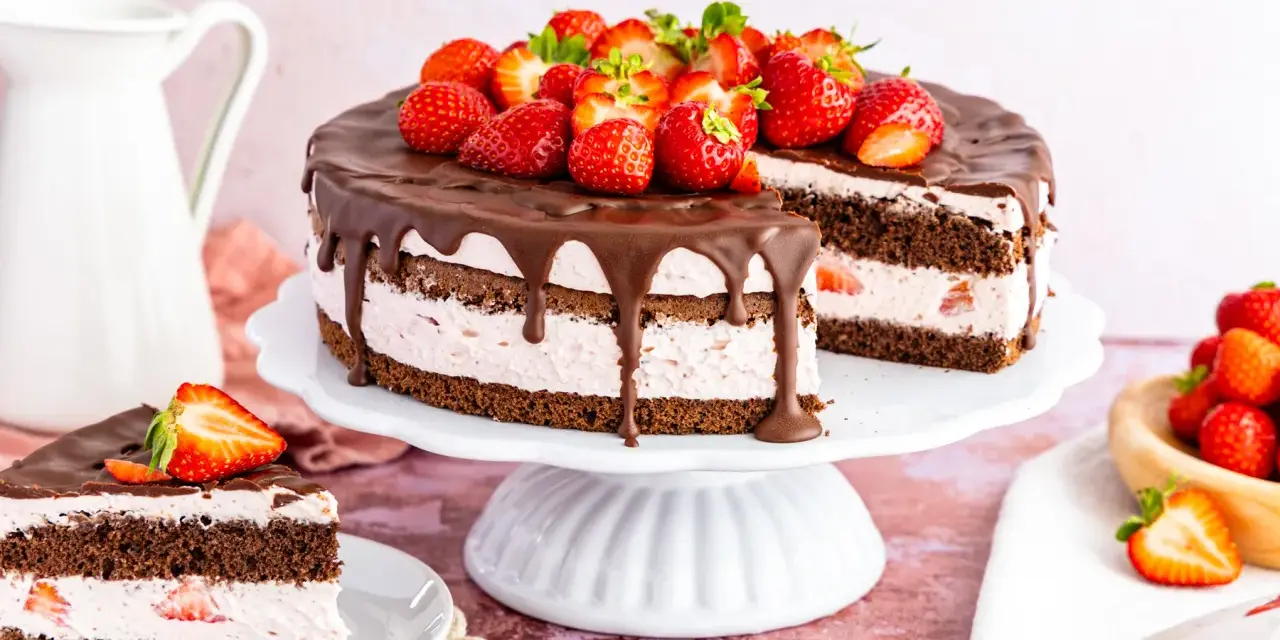 Schoko Erdbeer Torte Kinder: saftiger Schokokuchen mit Erdbeercreme, überzogen mit Schokoglasur und frischen Erdbeeren. Ein Traum für jedes Kinderfest!