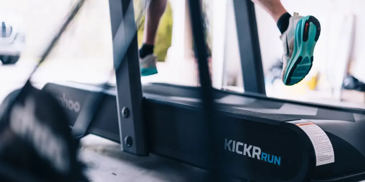 Gambe che corrono sul tapis roulant, un allenamento intenso dove correre sul tapis roulant è più facile.