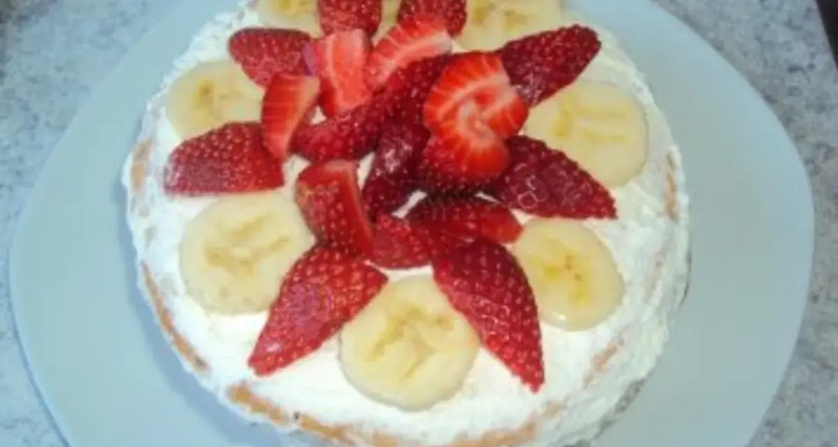 Eine leckere Erdbeer-Bananen-Torte mit viel Sahne und frischen Früchten, perfekt für den Sommer.