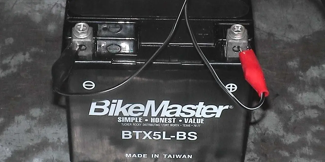 Akumulator motocyklowy BikeMaster BTX5L-BS podłączony do ładowania. Sprawdź, ile powinien mieć naładowany akumulator.