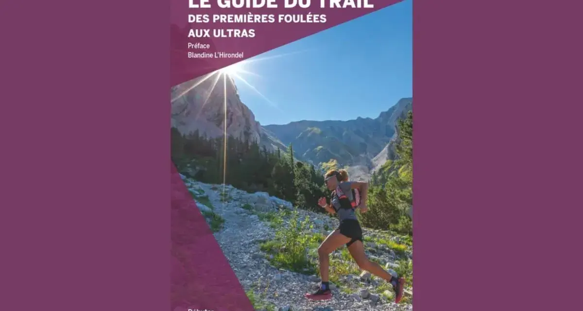 Couverture du livre "Le Guide du Trail", montrant une femme en pleine rando course en montagne sous un soleil éclatant.