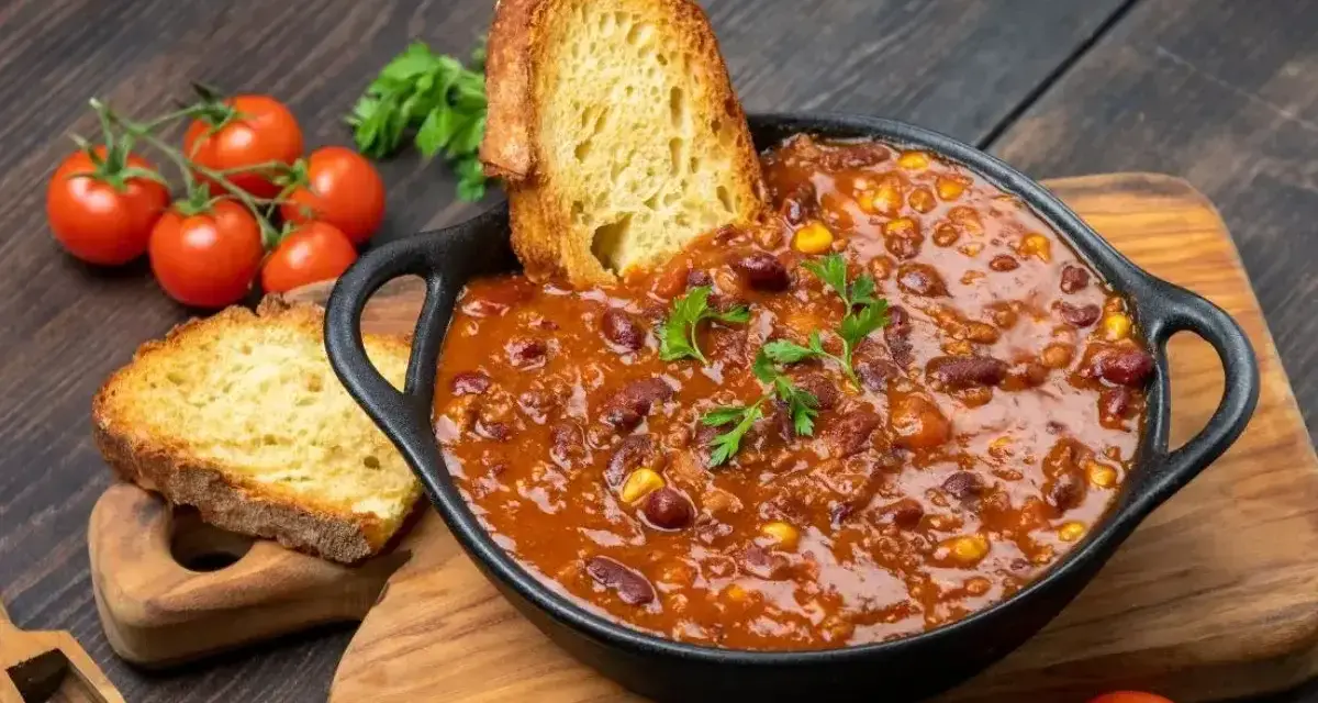 Gęste chili con carne z fasolą i kukurydzą, podane z chrupiącym pieczywem. Idealny obiad na dwa dni, który rozgrzeje i nasyci.