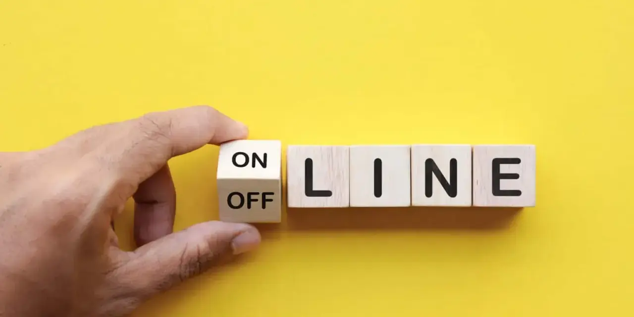 Ein Finger dreht einen Würfel von "OFF" auf "ON", um das **website umziehen** zu symbolisieren. Die Buchstaben "LINE" vervollständigen das Wort "ONLINE".