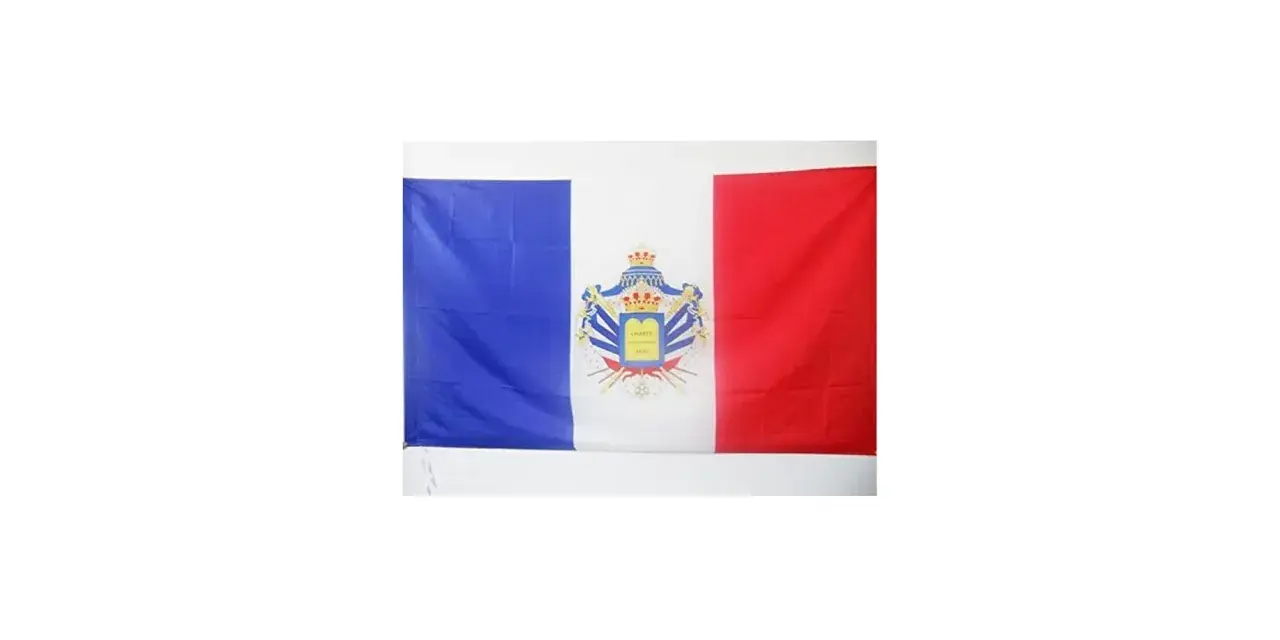 Bandera tricolor azul, blanca y roja con un escudo real coronado en el centro. Una bandera de Francia monárquica.