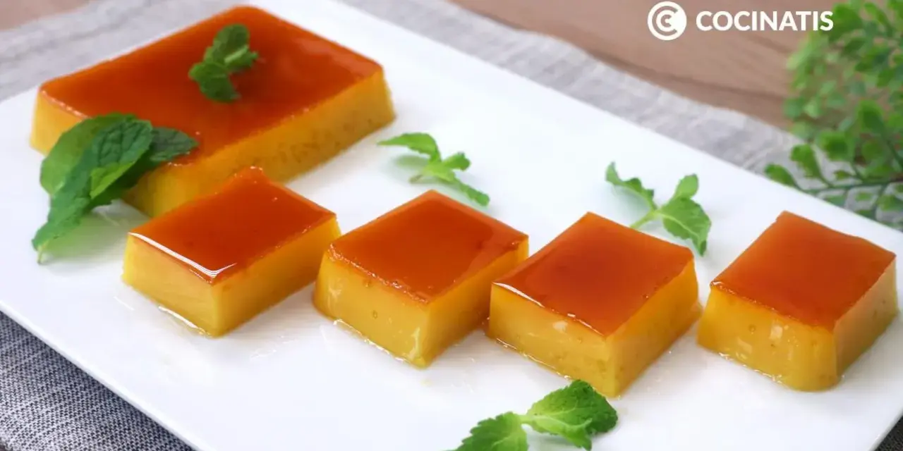 Delicioso tocino de cielo en porciones, decorado con hojas de menta fresca sobre un plato blanco.