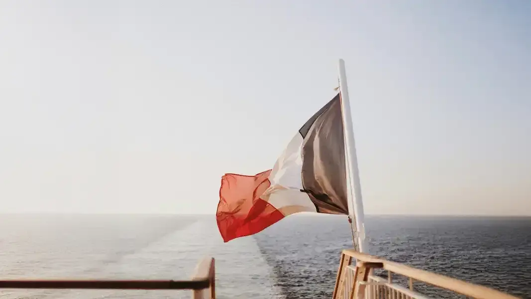 Ile płynie prom z Calais do Dover? Sprawdź czas przeprawy!