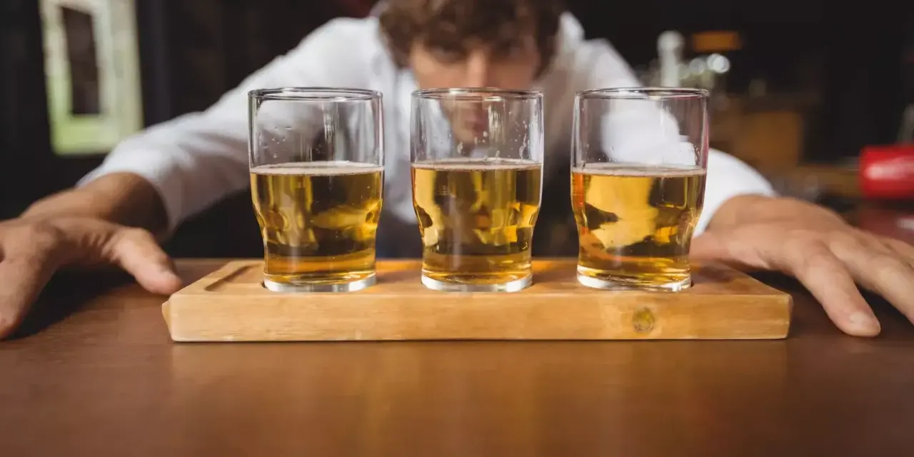 Barman prezentuje trzy kieliszki piwa. Zastanawiasz się, ile kalorii ma piwo?