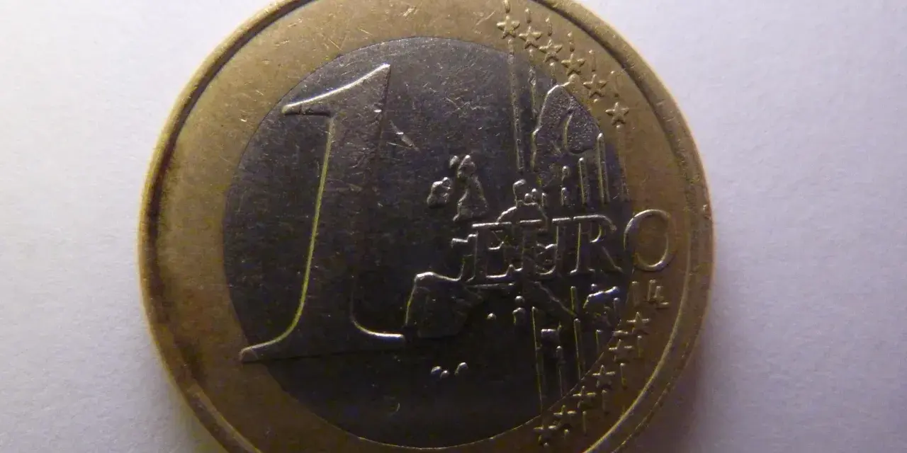 Une pièce de 1 euro 2001, sa valeur est représentée par le chiffre 1 et le mot EURO.