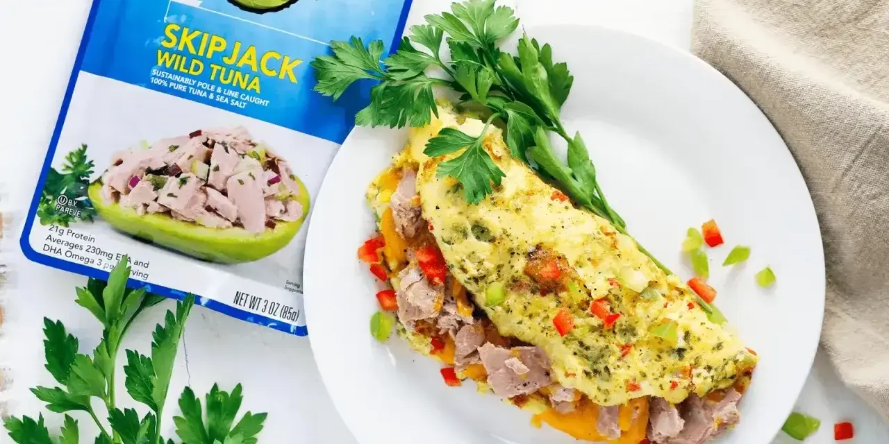 Pyszny omlet z tuńczykiem, papryką i ziołami, obok opakowanie tuńczyka Wild Planet.