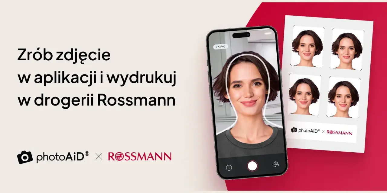 Kobieta robi sobie zdjęcie w aplikacji na telefonie, obok wydrukowane zdjęcia w Rossmannie.