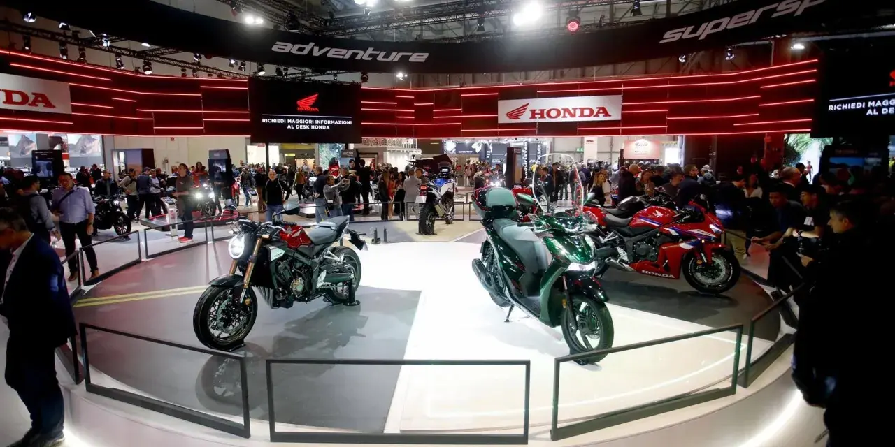 Motociclette Honda in esposizione alla fiera moto Milano. Un'area dedicata all'avventura e alle supersportive.