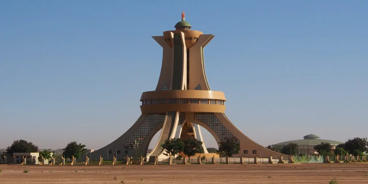 Pomnik Bohaterów Narodowych, symbol stolicy Burkina Faso, wznosi się dumnie na tle błękitnego nieba.