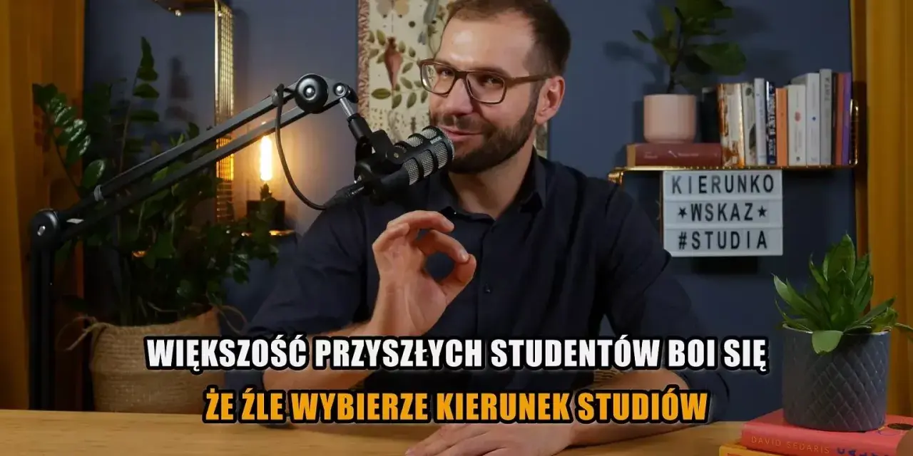 Mężczyzna z okularami mówi o obawach przyszłych studentów przed złym wyborem kierunków studiów.