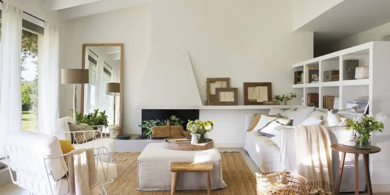 Ideas para decorar un salón con muebles blancos: sofás, sillones y pufs en tonos claros, alfombra de yute y detalles rústicos.