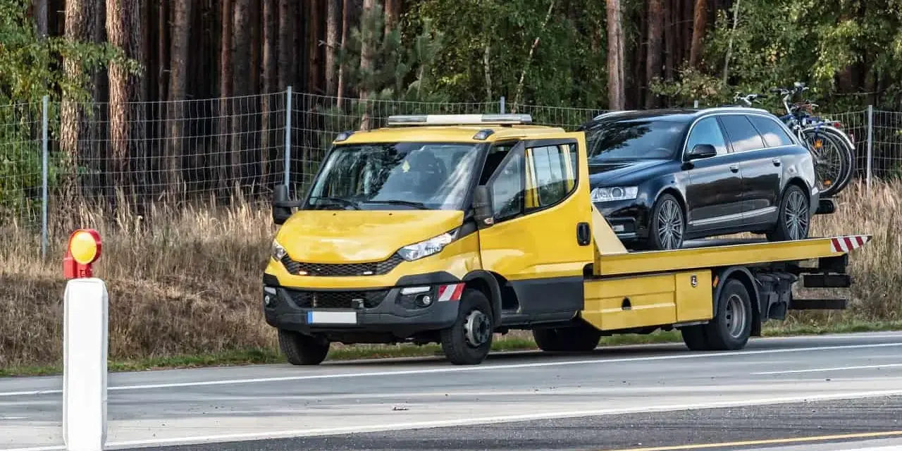 Ile kosztuje holowanie pojazdu przez policję? Sprawdź, by uniknąć wysokich opłat