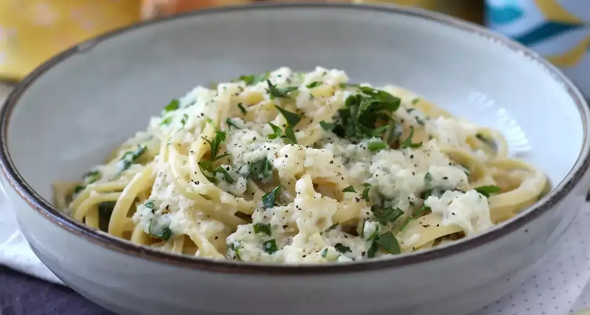 Jak zrobić spaghetti? Pyszne, kremowe spaghetti z parmezanem i natką pietruszki, gotowe w kilka minut. Idealne na szybki obiad.