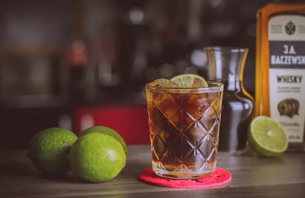 Whisky z colą: Jak zrobić perfekcyjny drink? Porady eksperta