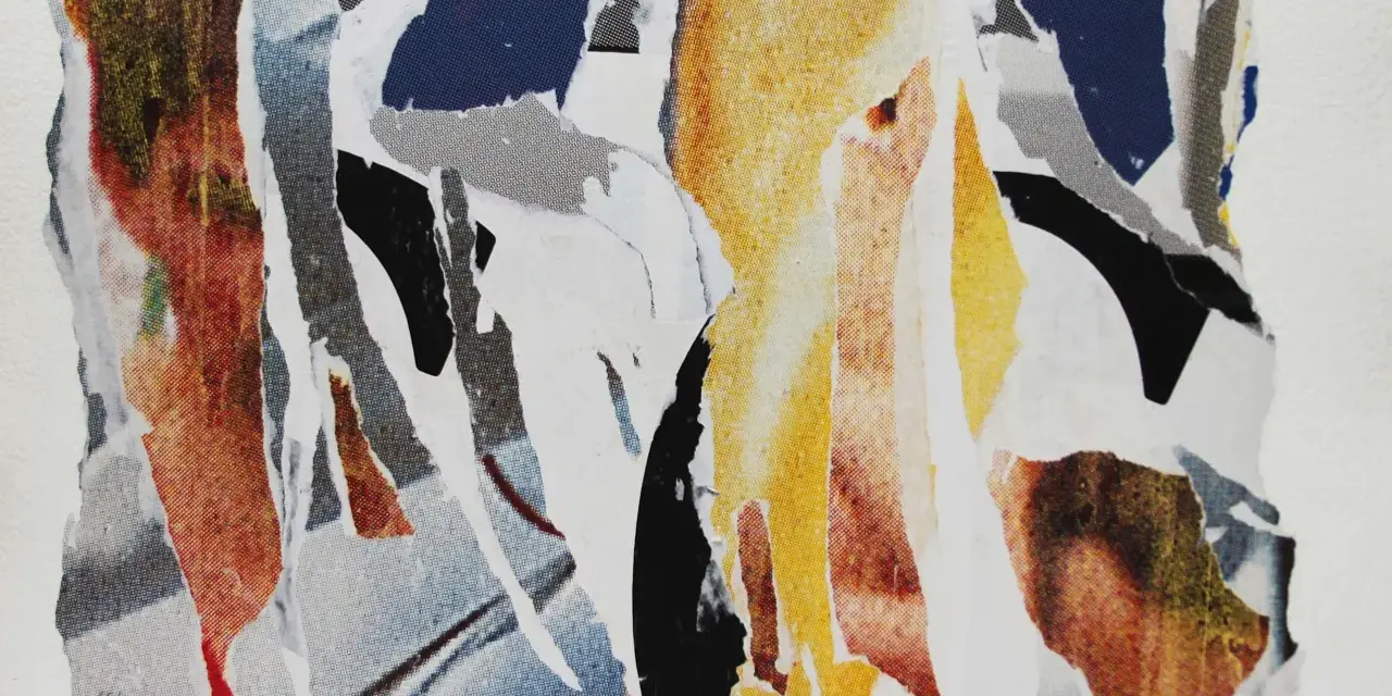 Collage de Jacques Villeglé, un assemblage de fragments d'affiches déchirées aux couleurs vives et aux textures variées, évoquant le chaos urbain.