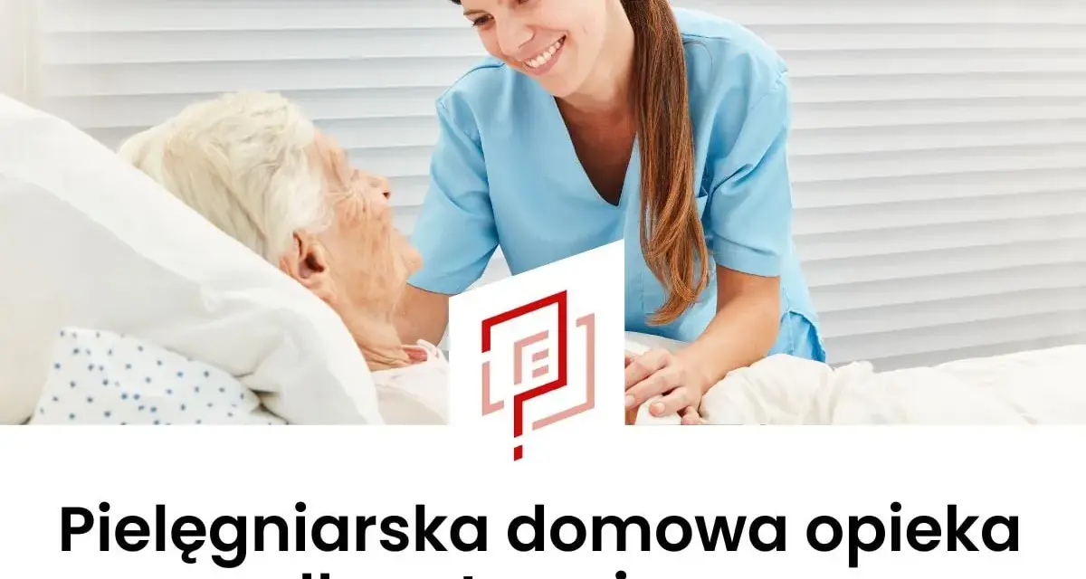 Uśmiechnięta pielęgniarka domowa pochyla się nad starszą pacjentką w łóżku, oferując troskliwą opiekę.