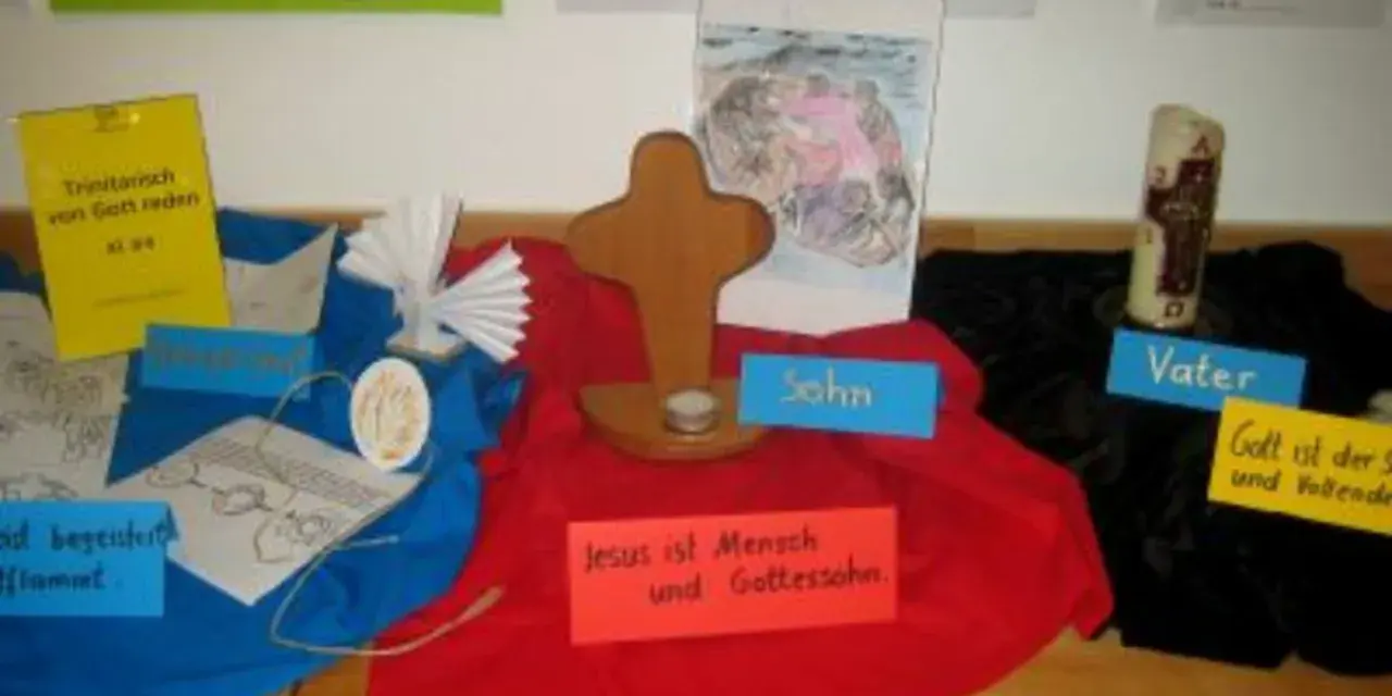 Ein Kreuz, eine Kerze und Bilder zum Thema Trinität. Hier wird über den **Gottes Geist**, den Vater und den Sohn gesprochen.
