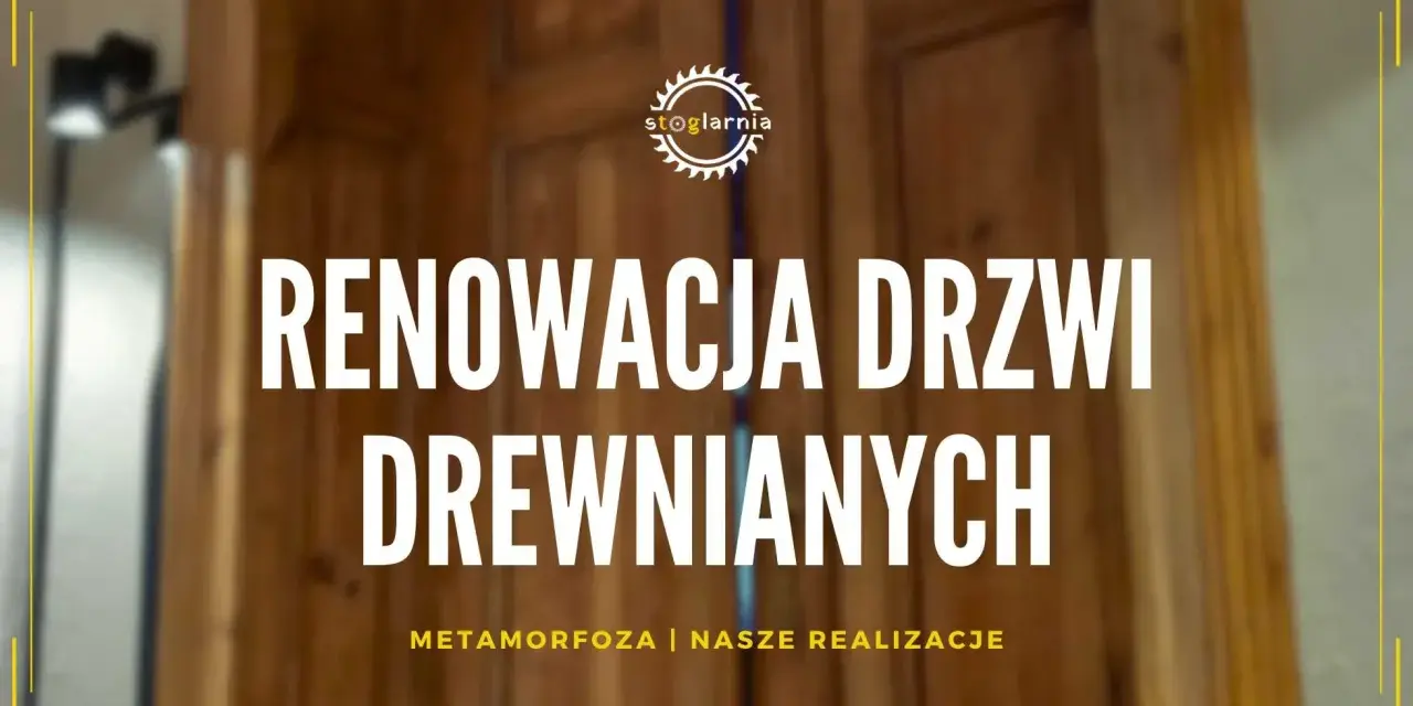 Zbliżenie na drewniane drzwi z napisem "Renowacja drzwi drewnianych".