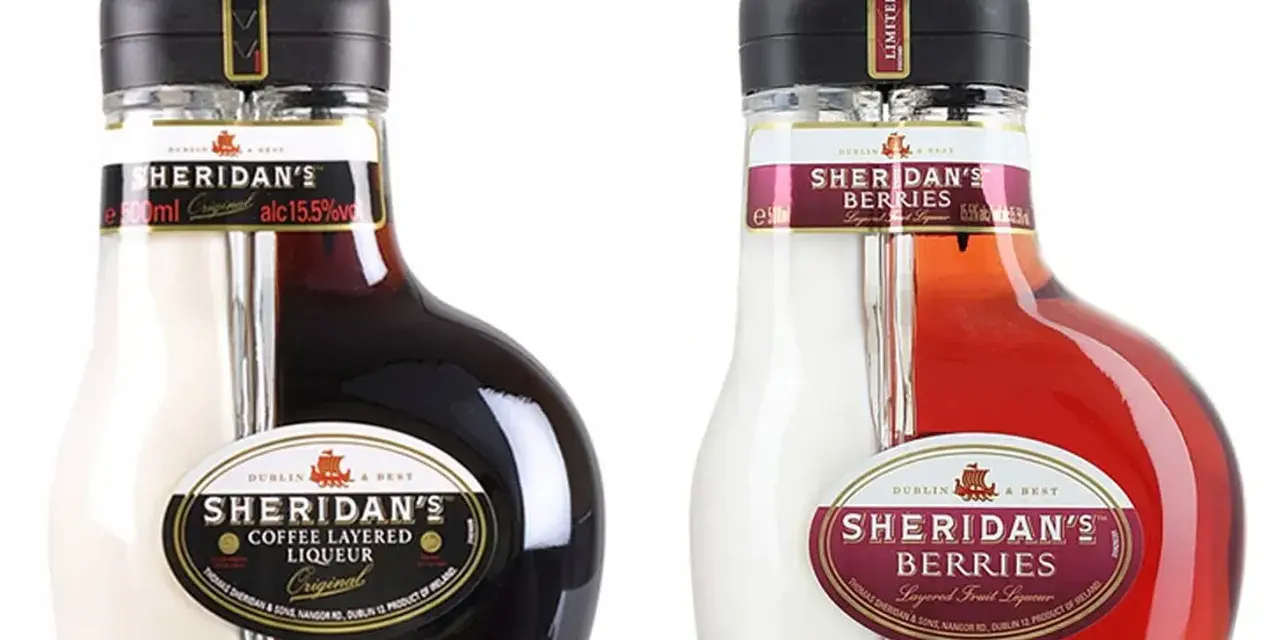 Dwie butelki drinku Sheridan's: klasyczny kawowy i limitowana edycja z jagodami. Idealne na wieczorne spotkania.