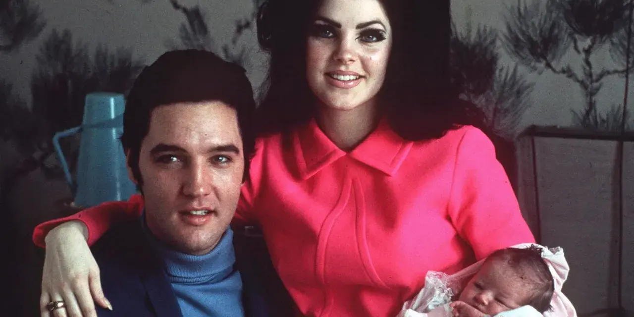Elvis und Lisa Marie Presley mit ihrem Neugeborenen. Ein glückliches Familienporträt.