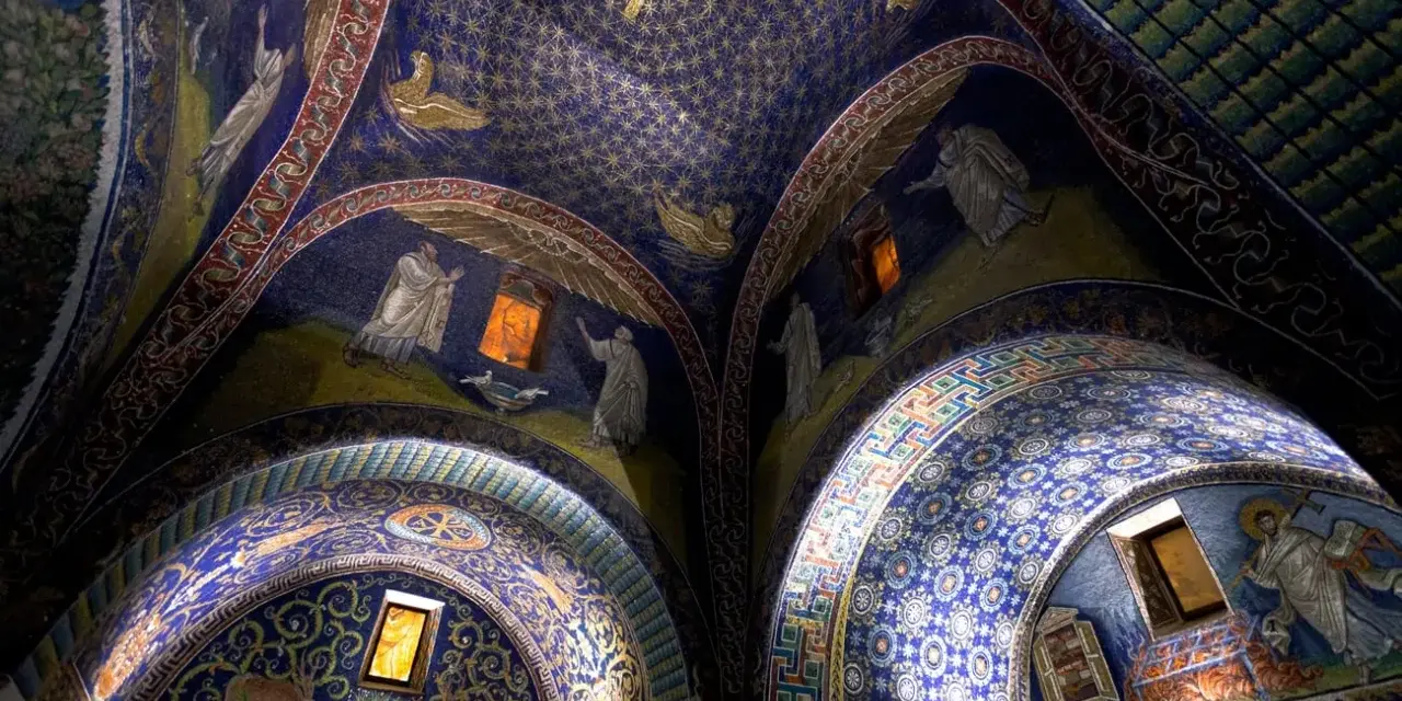Mosaïques célestes et figures bibliques dans une chapelle de Ravenne, Italie. Un voyage à travers l'art byzantin.