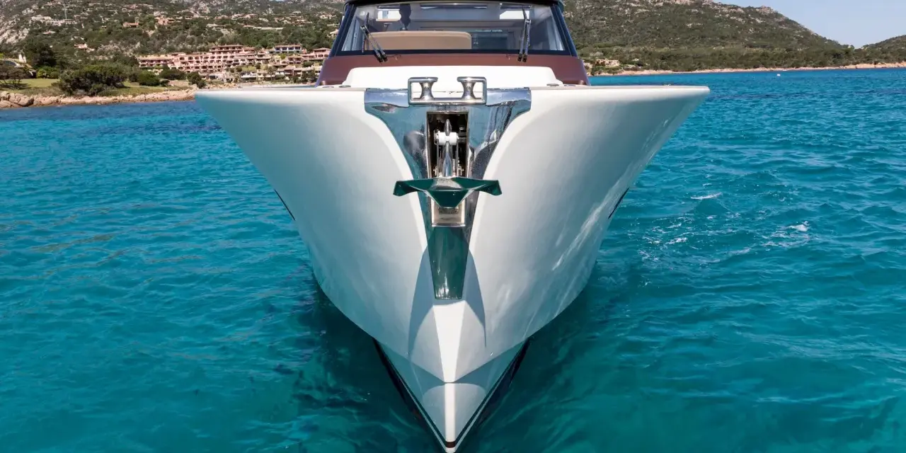 Moderne Yacht gleitet durch türkisfarbenes Wasser. Verschiedene Boot Arten sind beeindruckend, aber diese hier ist ein Traum.