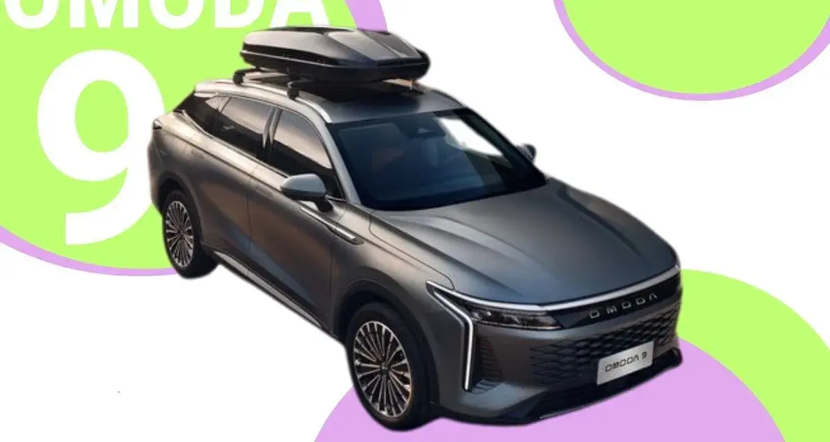 Szary SUV OMODA 9 z boxem dachowym na tle kolorowych kół i napisu "OMODA 9".