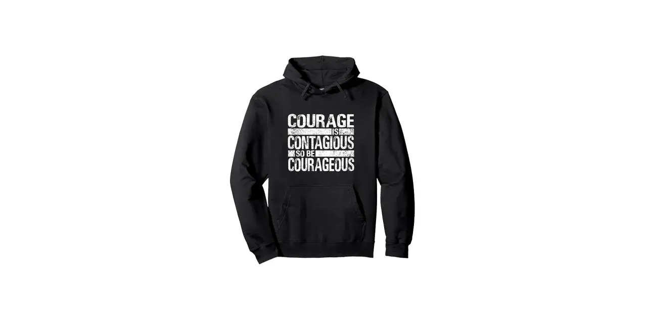 Czarna bluza z kapturem z białym napisem "COURAGE IS CONTAGIOUS SO BE COURAGEOUS".