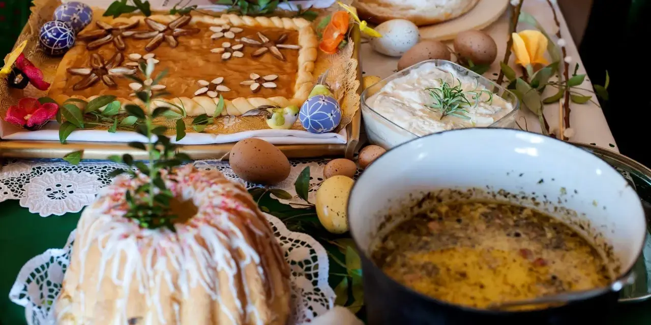 Kiedy śniadanie wielkanocne: babka, mazurek, jajka, chrzan i żurek na stole.