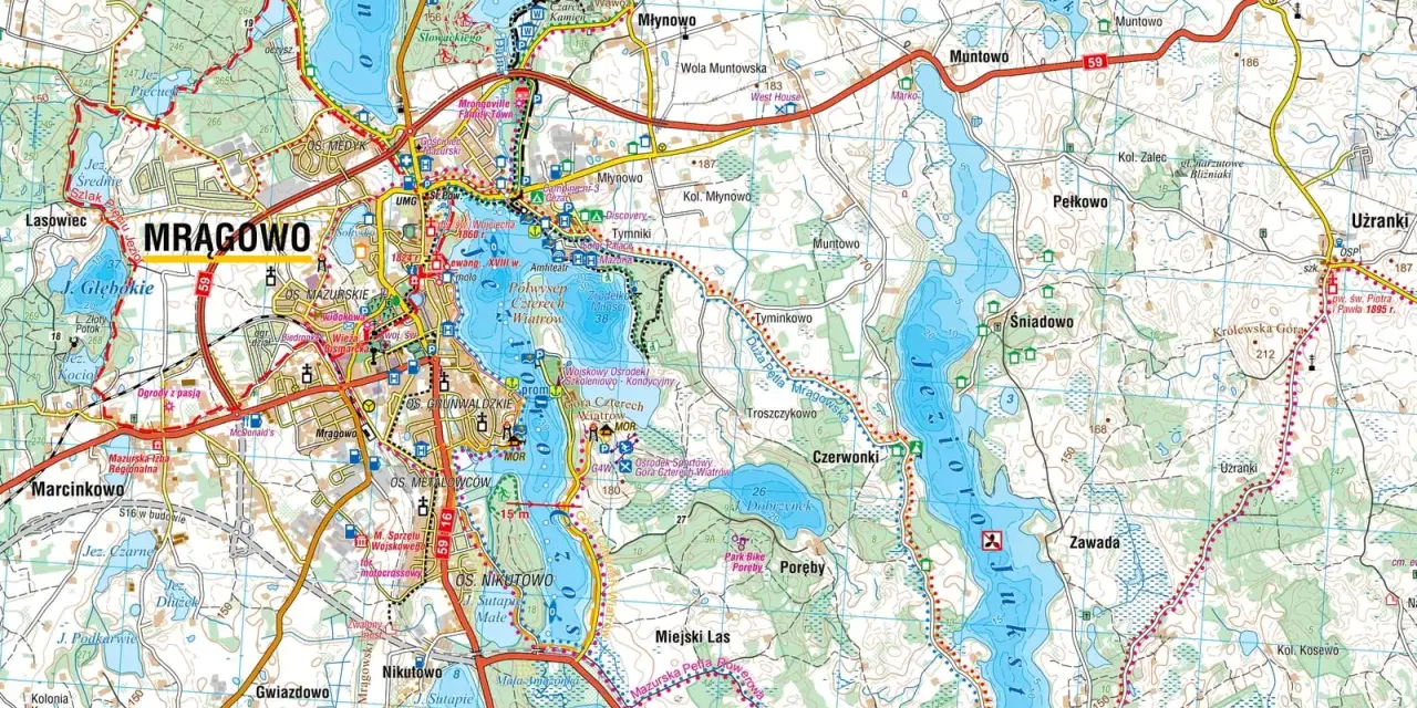 Mapa pokazuje, gdzie leży Mrągowo, otoczone jeziorami i lasami. Widać drogi, miejscowości i szlaki.