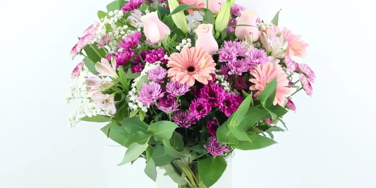 Un ramo de flores rosas y moradas, con lirios y gerberas, es un símbolo de la flor de la amistad.