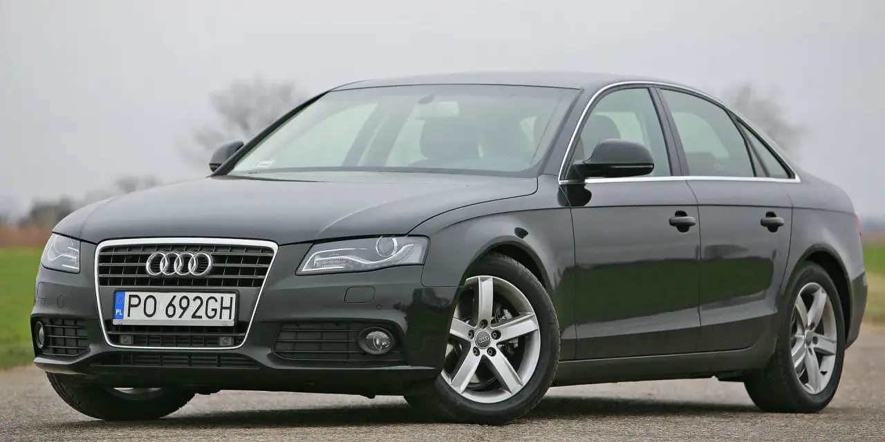 Ciemnoszare Audi A4 B8 2.0 TDI 143 KM na drodze. Zastanawiasz się, jaki akumulator do Audi A4 B8 2.0 TDI 143 KM będzie najlepszy?