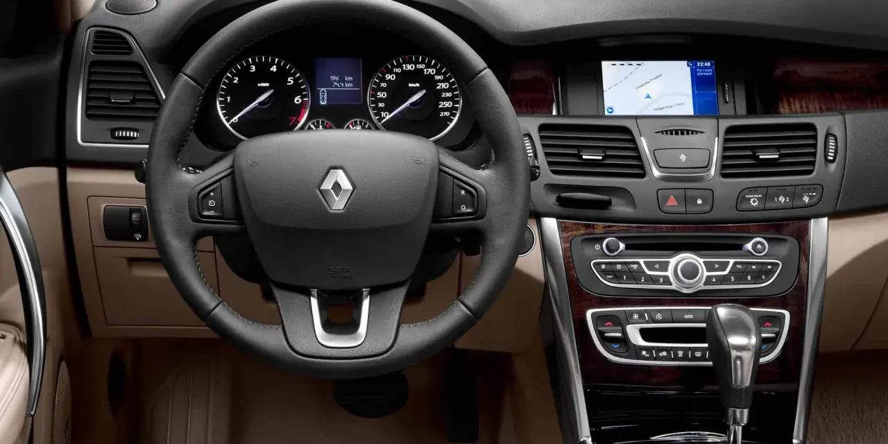 Wnętrze Renault Latitude: eleganckie drewniane wykończenia, nowoczesny kokpit i nawigacja. Wady i zalety tego modelu warto rozważyć przed zakupem.