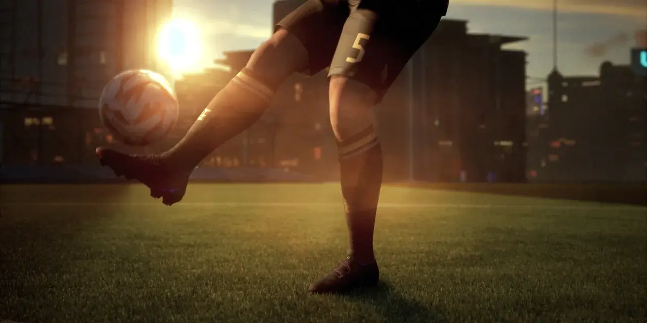 Jugador de fútbol con el número 5 en su pantalón corto, pateando un balón en un campo al atardecer. El sol brilla intensamente detrás de los edificios de la ciudad. ufl pc.