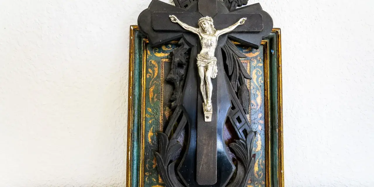 Krzyż Pasyjny: Symbolika Arma Christi i jej znaczenie