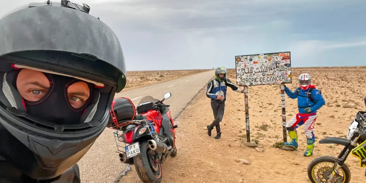 Motocykliści na pustyni w Afryce, przy znaku "Tropic of Cancer". Przygoda na motorach!