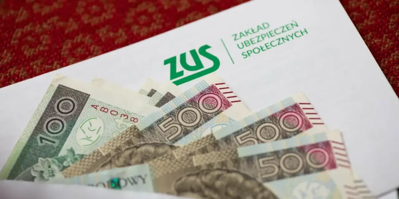 Koperta ZUS z banknotami 100 i 500 zł. Zapewnia spokój ducha dzięki ubezpieczeniu wypadkowemu.