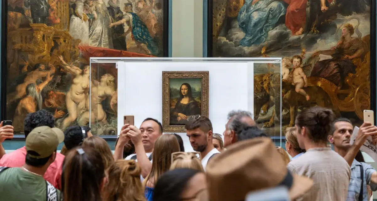 Mona Lisa i Louvren, omgiven av besökare som fotograferar. Hur lång tid tog det att måla Mona Lisa? En evighet av konstnärlig genialitet.