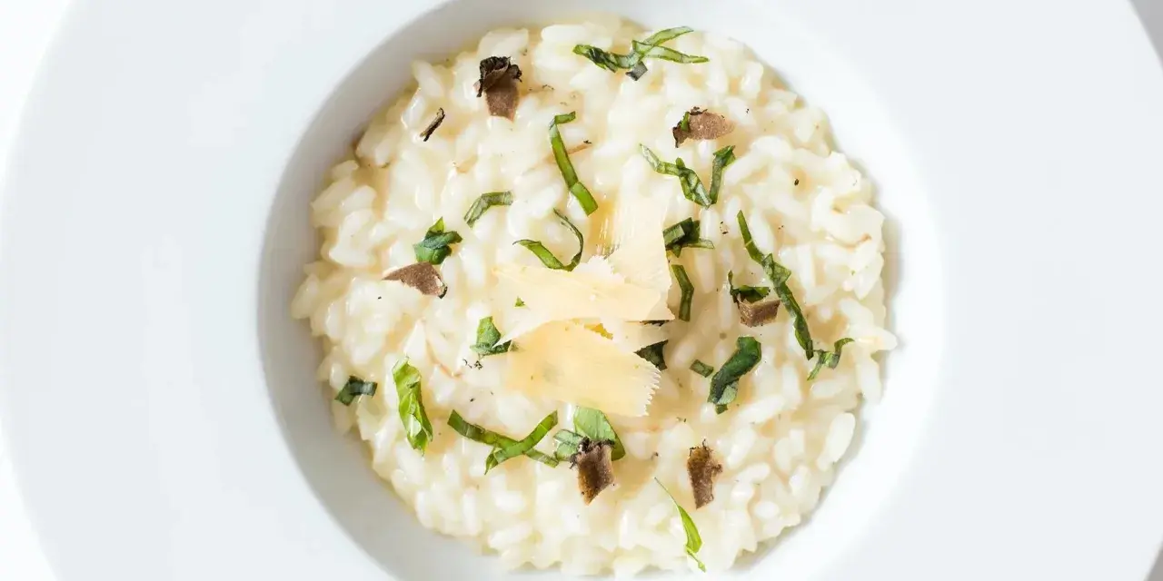 Kremowe risotto z truflami i parmezanem, idealne na białą dietę.